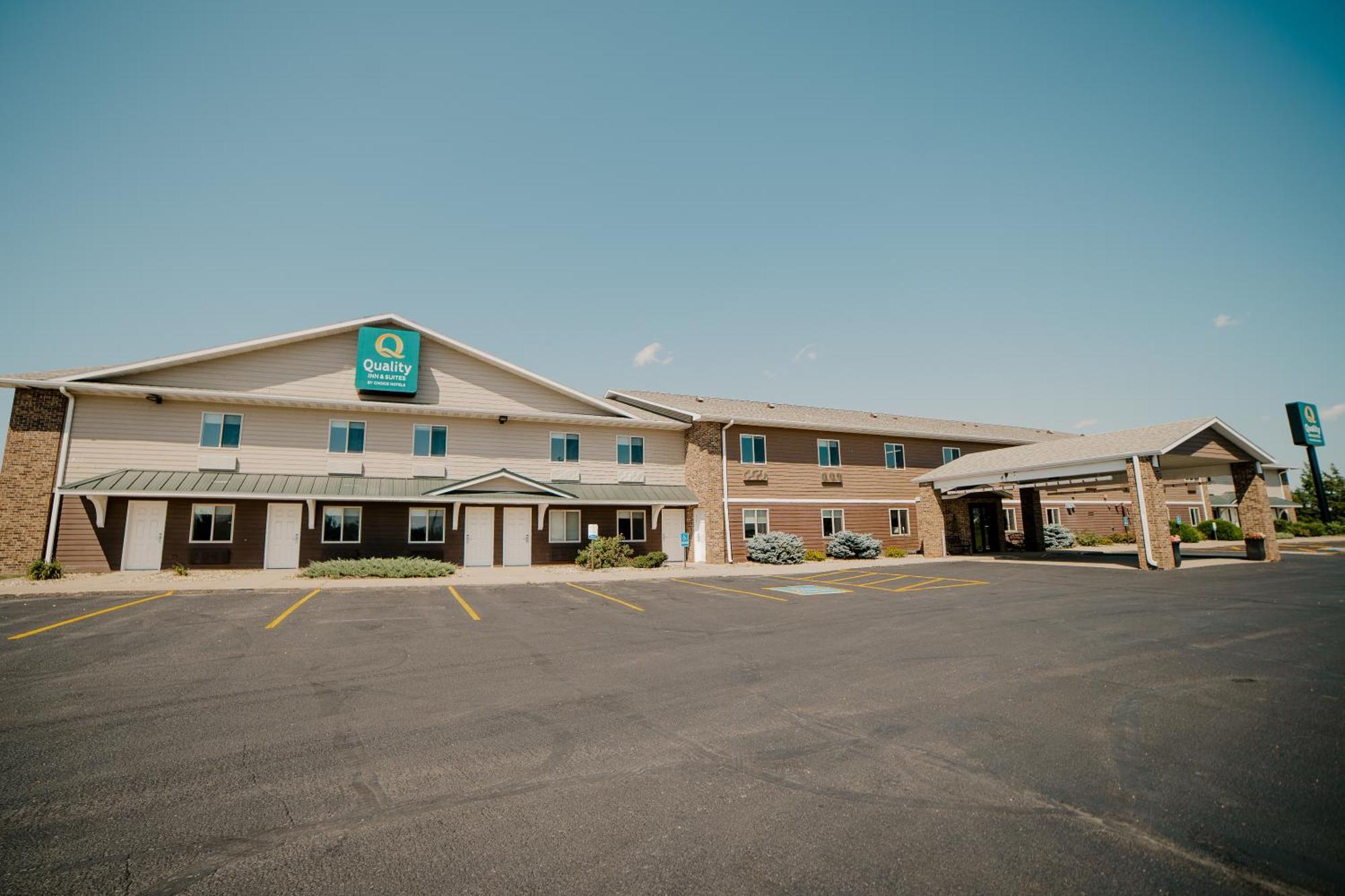 Quality Inn & Suites Watertown Near Prairie Lakes Ice Arena Exterior foto